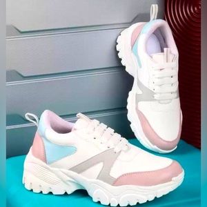 Colourblocked sneakers for her👟